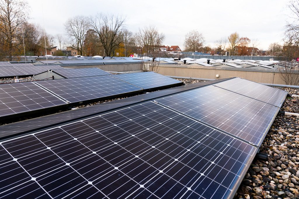 Detail van dak van zorgorganisatie met zonnepanelen