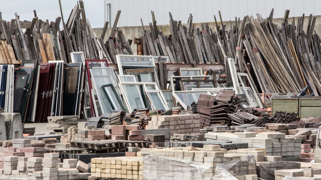 Gesorteerd bouwmateriaal zoals deuren, kozijnen, stenen en latten