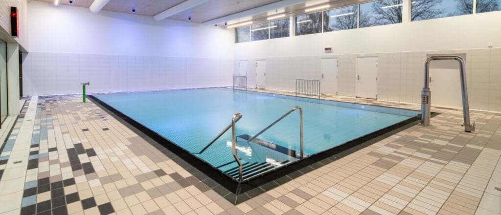 Leeg binnenzwembad van ouderenzorgorganisatie