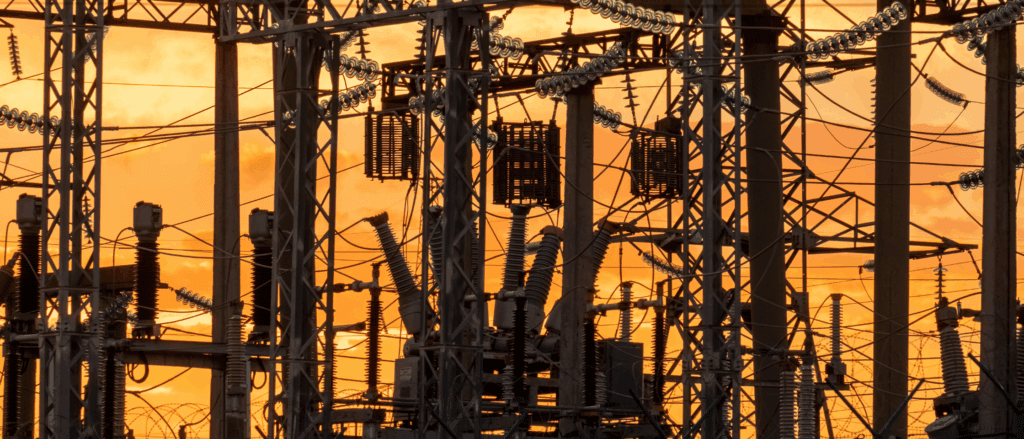 Transformatorstation bij zonsondergang