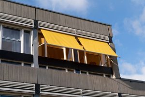gebouw met gele zonwering